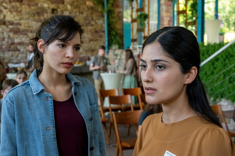 Als die leitende Pastorin einer Stuttgarter Freikirche bei einer christlichen Veranstaltung ertränkt im Teich aufgefunden wird, gerät ihre Assistentin Mina Dahl (Sogol Faghani, r.) unter dringenden Tatverdacht. Ist Kommissarin Lea Gomez (Jasmin Gassmann, l.) auf der richtigen Spur? – Bild: MARKUS FENCHEL /​ ZDF