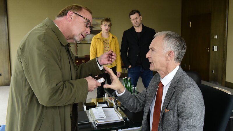 Von links: Ludwig Schaller (Alexander Held), Angelika Flierl (Bernadette Heerwagen) und Harald Neuhauser (Marcus Mittermeier) müssen Helmut Zangel (Christoph Süß) in die Ermittlungen einbeziehen. – Bild: ZDF und Jürgen Olczyk