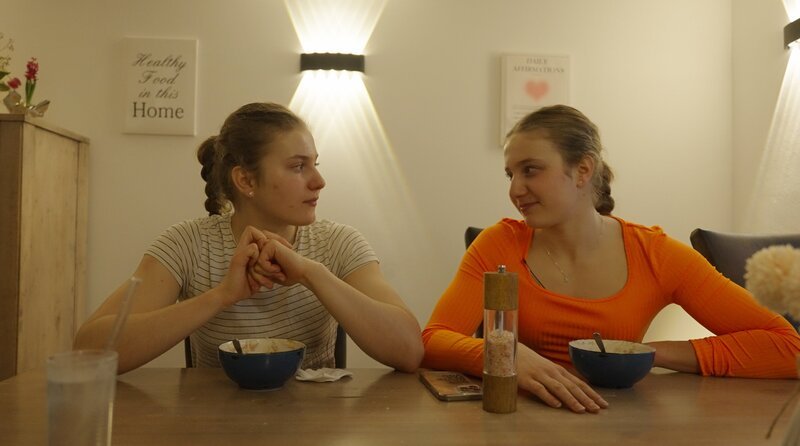 WESTDEUTSCHER RUNDFUNK KÖLN Essen als Religion, Vom Zwang, sich gesund zu ernähren – Ab dem 18.02.2026 in der ARD-Mediathek, Ein Film von Jakob Kneser und Eva Schultes Kalorien waren ihr größter Feind: Anabel und Maria (r.) © WDR/​Leo Adass, honorarfrei – Verwendung gemäß der AGB im engen inhaltlichen, redaktionellen Zusammenhang mit genannter WDR-Sendung und bei Nennung „Bild: WDR/​Leo Adass“ (S2+). WDR Kommunikation/​Redaktion Bild, Köln, Tel: 0221/​220 -7132 oder -7133, Fax: -777132, bildkommunikation@wdr.de – Bild: WDR/​Leo Adass /​ WDR Kommunikation/​Redaktion Bild