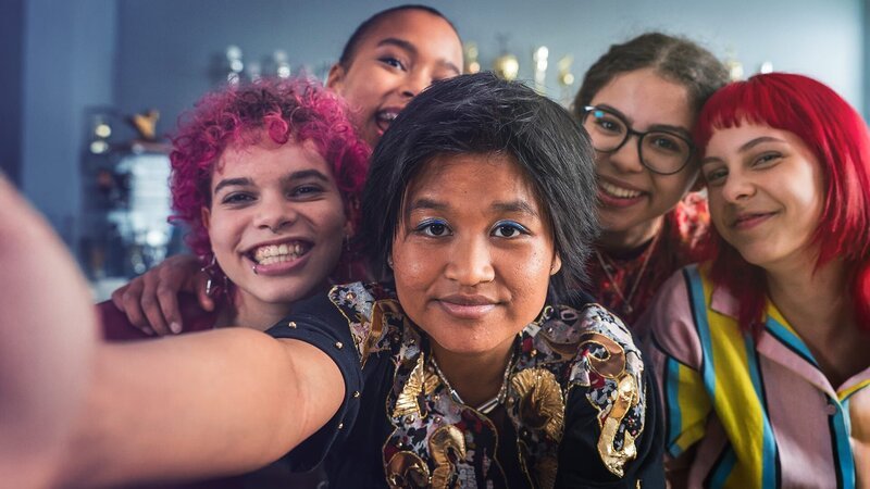 Massuda (Tisa Pharischad Khumyim, Mitte) macht zusammen mit ihren Freundinnen ein Abschiedsselfie für Elly und Ava. – Bild: MDR/​Thomas Dietze