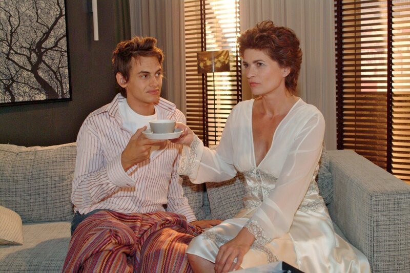 Sophie (Gabrielle Scharnitzky, r.) schmiedet Pläne, um mit Alex (Shai Hoffmann, l.) ihrer Einsamkeit zu entfliehen. – Bild: SAT.1 /​ Monika Schürle