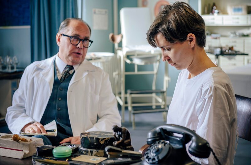 ARD CHARITÉ III. Staffel mit (6 neuen Folgen), Folge 3 „Grenzwerte“ am Dienstag um 20:15 Uhr im Ersten. Simone Weiser (Johanna Link, r.), die mit weiblichen wie auch männlichen Geschlechtsmerkmalen geboren wurde, kommt nach einem Suizidversuch zu dem Gynäkologen Prof. Kraatz (Uwe Ochenknecht, l.). Er ist Experte auf dem Gebiet der Intersexualität und des Hermaphroditismus. – Bild: ARD/​Stanislav Honzik