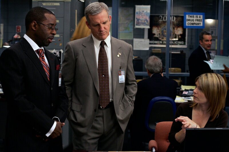 Courtney B. Vance as District Attorney Ron Carver, Jamey Sheridan as Captain James Deakins, Kathryn Erbe as Det. Alexandra Eames – Bild: Universal Network Television LLC