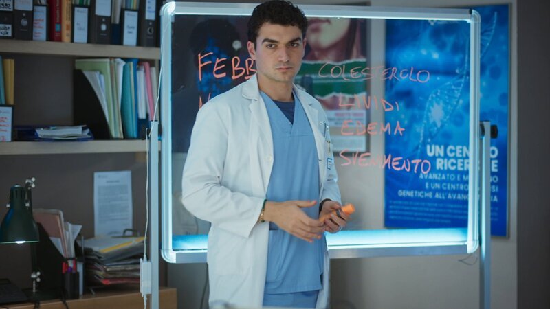 DOC – Es liegt in deinen Händen Staffel 3 Folge 16 Denkt über seine Zukunft nach: Giacomo Giorgio als Dr. Federico Lentini – Bild: SRF/​SONY Pictures /​ Fabrizio De Blasio