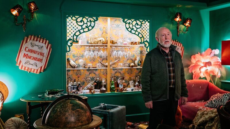 Brendan (Karl O’Neill) trauert um seinen Mann. Dieser starb im Panikraum ihres Hauses durch eine Schusswaffe – und die ist jetzt verschwunden. Das macht Brendan zum Hauptverdächtigen. – Bild: ZDF und Szymon Lazewski/​AcornTV