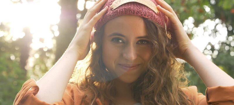 Inzwischen sind einige Unternehmen an Hannes (Marthe Schneider) Mützenlabel „Whitty Knitty“ interessiert. Tristan will ihrer Zukunft nicht im Weg stehen und provoziert eine heftige Auseinandersetzung. Hat er seine große Liebe für immer verloren? – Bild: SYLVESTER PRODUCTION /​ VRT /​ ZDF