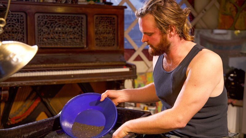 Zeke cleaning gold – Bild: Discovery Communications, LLC