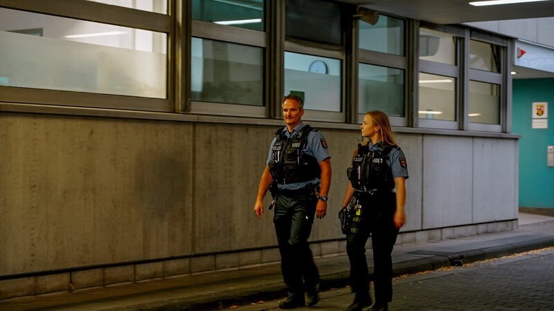 Franziska Wirtgen and Sandro Müller from the tuning control team in Koblenz – Bild: Warner Bros. Discovery, Inc. or its subsidiaries and affiliates