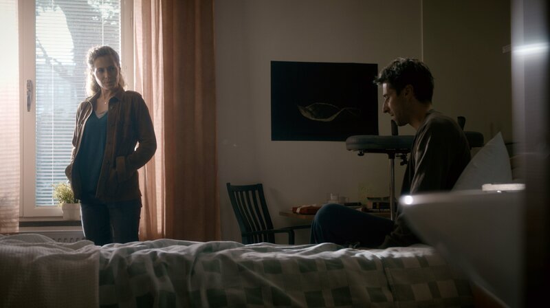 Maria Wern (Eva Röse) besucht ihren Kollegen Arvidsson (Peter Perski) in der Klinik. – Bild: ARD Degeto/​Warner Bros./​Calle Persson