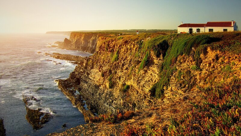 Die zerklüftete Küste Alentejos zeigt Portugal von seiner ursprünglichen Seite. Entlang der Rota Vicentina, eröffnen sich spektakuläre Ausblicke. – Bild: ZDF und Tobias Lenz