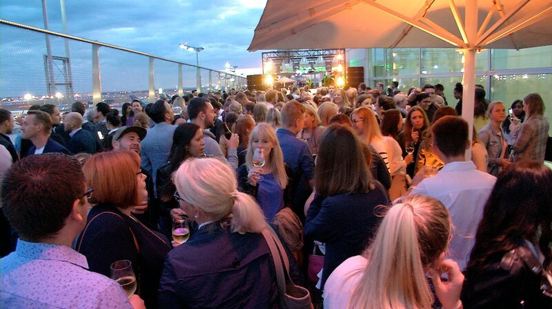 After-Work-Party auf der Besucherterrasse des Frankfurter Flughafens. – Bild: HR