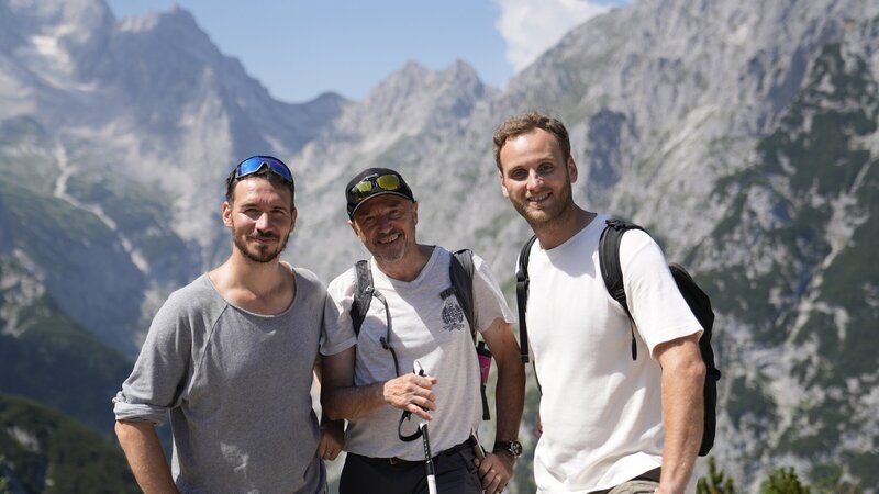 Ski-Legenden Felix Neureuther (l.) und Vater Christian Neureuther (M.) sprechen mit Psychologe Leon Windscheid (r.) über ihre Vater-Sohn-Beziehung. – Bild: ZDF und Anna Wagner