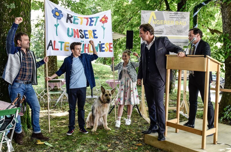 Von links: Martin Lochner (Andreas Tobias), Flori (Leon de Greiff), Racko (Chewakka), Fee Lochner (Joline Letizia Schwärzler), Joseph Angerer (Siegfried Terpoorten) und Bankier Leidinger (Thomas Birnstiel). – Bild: BR/​Filmbüro Münchner Freiheit GmbH/​Susanne Bernhard