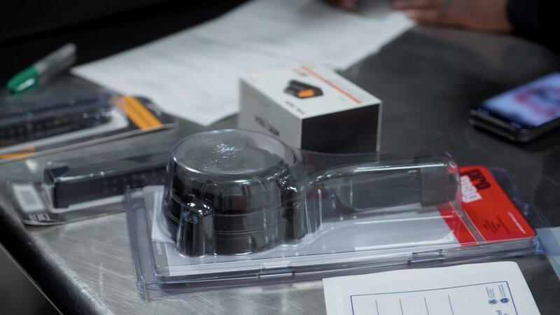 Mehrere Waffenteile liegen auf einem Untersuchungstisch, nachdem sie im Gepäck eines Passagiers entdeckt wurden. (National Geographic) – Bild: Lucky 8 TV /​ National Geographic