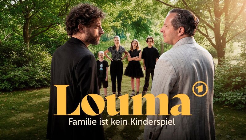 ONE LOUMA – FAMILIE IST KEIN KINDERSPIEL, am Sonntag (29.03.26) um 20:15 Uhr. Lous erster Mann Tristan (Trystan Pütter, r), erfolgreicher Besitzer einer Kaffeehaus-Kette, ist der Vater von Toni (Lola Höller, 3.v.l.) und Fabi (Noél Gabriel Kipp, 2.v.r.), 16 und 14 Jahre alt. Während der Ehe hat Tristan alles darauf gesetzt seinen Traum von der Kaffeehaus-Kette zu verwirklichen. Lou versuchte, das Tempo mitzuhalten, was sie nach einem Zusammenbruch in die Klinik brachte. Dort lernte sie den Musiker Mo (Timur Isik, l) kennen. Nach der Trennung von Tristan werden Lou und Mo ein Paar und bekommen zwei Kinder: Fritte (Emily Kaiser, 3.v.r.) und Nano (Michel Koch, 2.v.l.), 10 und 8 Jahre alt. Als Lou durch einen Unfall stirbt, kämpft Mo darum, dass die Kinder weiterhin alle zusammen bei ihm bleiben. Doch obwohl Toni und Fabi nach der Scheidung bei Lou geblieben sind, will Tristan jetzt Verantwortung für seine Kinder übernehmen. Wegen einer Dienstreise muss er sie allerdings direkt nach der Trauerfeier bei Mo lassen.  Als sein Flug gecancelt wird, kehrt er um, findet das Haus aber leer vor. Mo und die vier Kinder übernachten auf dem Friedhof, denn Nano wollte Lou nicht alleine lassen. Als Tristan Toni und Fabi dort wegholen will, eskaliert die Situation und die Männer werden vor den Augen der Kinder handgreiflich. Ausgerechnet nach diesem Tiefpunkt hat Fritte eine Idee: „Ihr zieht zusammen. Tristan und du. Wir ziehen alle zusammen.“ – KeyVisual – Bild: WDR/​eikon media GmbH/​Martin Menke