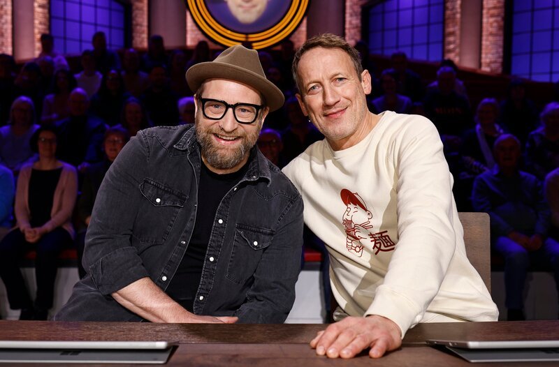 Rateteam-Kapitän Wotan Wilke Möhring (r.) und der Musiker Gregor Meyle (l.). – Bild: ARD/​NDR/​UFA SHOW & FACTUAL/​Morris Mac Matzen