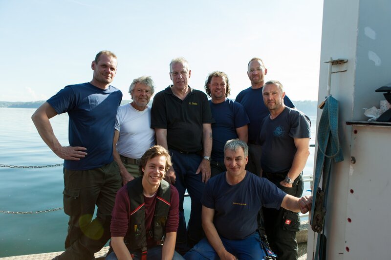 Checker Tobi (unten links) bei den Tauchern der Bodensee Wasserversorgung. – Bild: BR/​megaherz gmbh/​Hans-Florian Hopfner