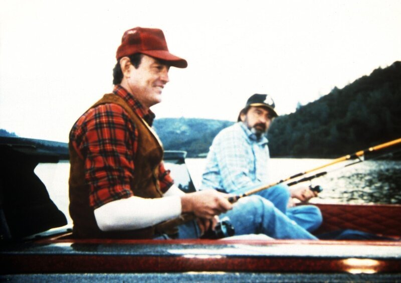 Earl (John Lawlor, l.) hat Mark (Victor French, r.) einen besonders guten Fischplatz gezeigt, wo sie nun um die Wette angeln … – Bild: Worldvision Enterprises, Inc.