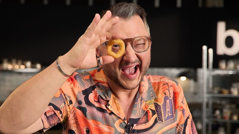 Zwiebelringe von Burger King, Kartoffelpüree mit Soße von KFC, Fischfrikadellen von Nordsee und Wraps von McDonald’s: Sebastian Lege deckt auf, was in den beliebtesten Produkten großer Fast-Food-Ketten steckt. – Bild: ZDF und Kai Schulz