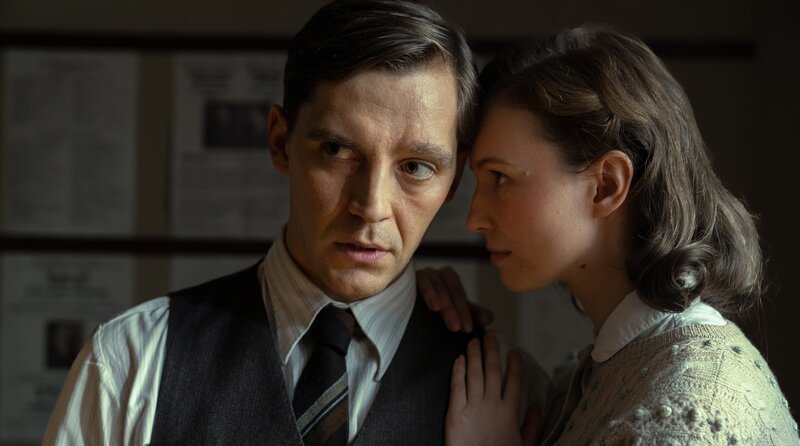 Heimlich ein Liebespaar: Ermittler Morava (Jonas Nay) und Sekretärin Jitka (Diana Dulinková). – Bild: ARD Degeto Film/​NDR/​Servus TV/​Canal+Austria/​HR/​Zeitgeist Filmproduktion/​EPO-Film/​Petro Domenigg