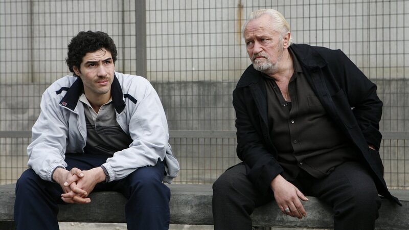 Nach seiner Ankunft im Gefängnis wird Malik (Tahar Rahim, l.) vom Anführer der korsischen Mafia (Niels Arestrup, r.) massiv unter Druck gesetzt und gezwungen, eine Reihe gefährlicher Aufträge auszuführen. – Bild: Why Not Productions, Chic Films and Page 114 Nach seiner Ankunft im Gefängnis wird Malik (Tahar Rahim, l.) vom Anführer der korsischen Mafia (Niels Arestrup, r.) massiv unter Druck gesetzt und gezwungen, eine Reihe gefährlicher Aufträge auszuführen. – Bild: Why Not Productions, Chic Films and Page 114