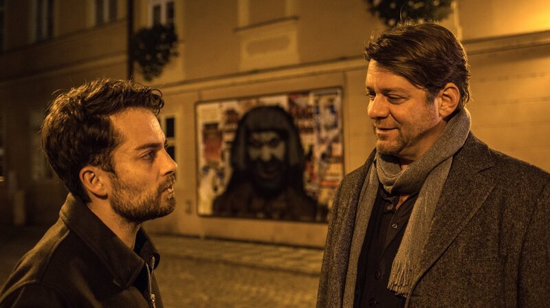 Was geschah am Junggesellenabend? Jan Koller (Roeland Wiesnekker, re.) fragt Franks Sohn Sven (Max Hegewald). – Bild: WDR/​Degeto/​Hannes Hubach