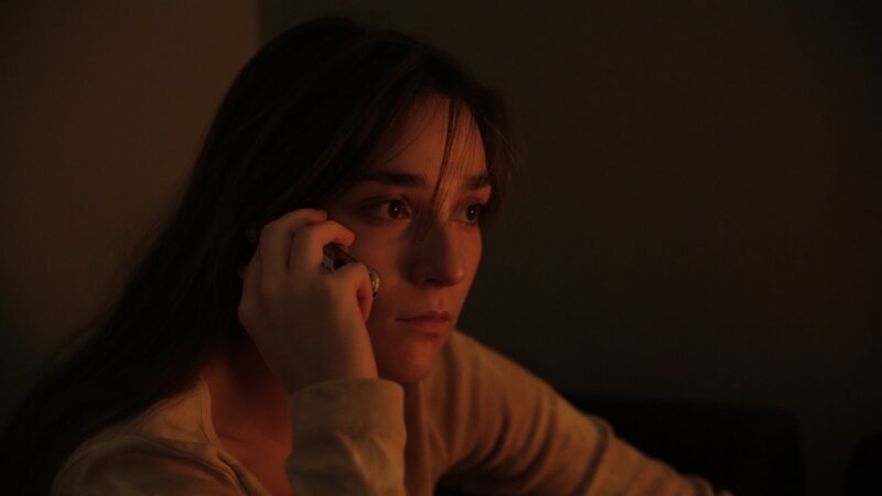 Nachdem sie die WG verlassen hat, sitzt Klara (Darin Hagi) allein mit ihren Gedanken in ihrer Wohnung. Als plötzlich böse Erinnerungen hochkommen, weiß sich Klara kaum zu helfen. War es ein Fehler, zu gehen? – Bild: ZDF und Wild Bunch