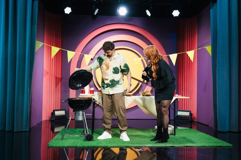 Feierliche Eröffnung der Sommersaison: Tommi Schmitt und Sophie Passmann grillen an. – Bild: ZDF und ben knabe