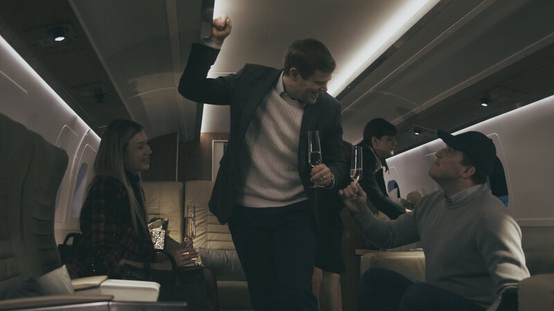 Fünfzehn Passagiere (gespielt von David Rowan) steigen in einen gecharterten Privatjet vom Typ Avjet Gulfstream III, um zu einer Dinnerparty in Aspen, Colorado, zu fliegen. – Bild: Cineflix