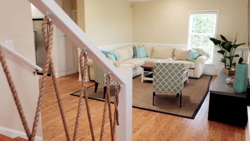 Joe und Mary wollen die Hektik von Atlanta hinter sich lassen und in Zukunft ein entspanntes Leben am Strand führen. Ihre Wahl fällt auf Sullivan’s Island vor der Küste von South Carolina. Hier tragen alle Flip-Flops, fahren Golfcart und sind gut gelaunt. Der Immobilienmakler und die Vizepräsidentin eines Technologiekonzerns haben ein sehr hohes Budget zur Verfügung und suchen ein bezugsfertiges Haus mit mindestens fünf Zimmern, Homeoffice, Swimmingpool, großem Außenbereich und schöner Aussicht auf den Strand und den Sonnenuntergang. Sollte der Makler ihre absolute Traumimmobilie finden, ist das Paar bereit, bis zu 2,5 Millionen Dollar auszugeben. – Bild: Tanja Bachetzky /​ ©HGTV