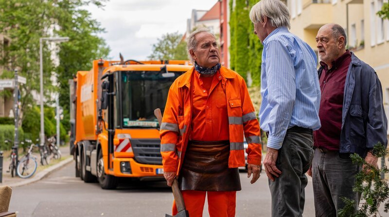 Kowalksi (Axel Werner) und Janis (Jürgen Haug, re.) berichten Werner (Uwe Ochsenknecht, li.) von den falschen Müllwerkern. – Bild: ARD Degeto Film/​Gordon Mühle