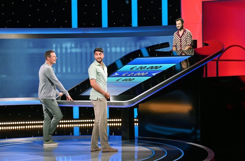 ARD GEFRAGT – GEJAGT FOLGE 817 (WH.), „Alexander Bommes präsentiert beliebtes Quizformat“, am Mittwoch (16.07.25) um 18:00 Uhr im ERSTEN. Moderator Alexander Bommes (l.) mit dem Kandidaten Schahin Javanmardi (2.v.l.) und dem Jäger Sebastian Klussmann (r.). – Bild: ARD/​Arne Vollstedt