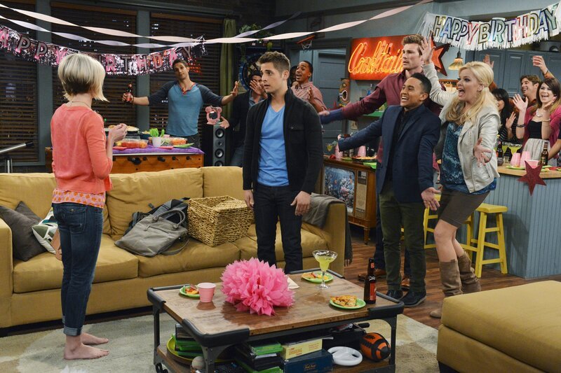 „Baby Daddy“, „Überraschung!.“ Riley hat Geburtstag, möchte aber nicht feiern. Der Grund dafür ist ein Streich, den ihr Ben vor Jahren gespielt hat. Um Wiedergutmachung zu leisten, organisiert Ben eine tolle Überraschungsparty für Riley. Leider geht dabei aber einiges daneben. Deweil kommt Bonnie dahinter, dass ihr bei der Beantragung von Bens alleinigem Sorgerecht für Emma ein schwerer Fehler unterlaufen ist. Um Emmas Mutter erneut dazu zu bringen, die Papiere zu unterschreiben, entwirft Bonnie gemeinsam mit Tucker einen Plan. Im Bild (v.li.): Jean-Luc Bilodeau (Ben), Derek Theler (Danny), Tahj Mowry (Tucker), Melissa Peterman (Bonnie). – Bild: The Walt Disney Company Germany