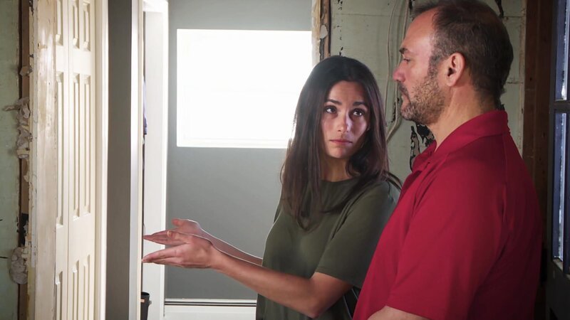 Potenzielle Käufer besichtigen das Haus. – Bild: Warner Bros. Discovery