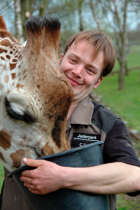Sebastian (Sami Loris, r.) besucht seine Kollegin Nele Schöne (Pauline Knof). Gemeinsam schwelgen sie in Erinnerungen … – Bild: ARD/​Jens Ulrich Koch