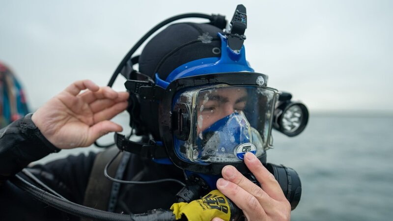 Chris McCully fastening dive mask – Bild: Warner Bros. Discovery, Inc. or its subsidiaries and affiliates