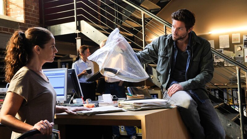 Immer wieder stößt Selma Kirsch (Yve Burbach) nach der Messerattacke an ihre Grenzen. Obwohl Jo Stoll (Peter Ketnath) sie nur bittet, das Beweismittel, einen Dolch, weiterzuleiten, fangen ihre Nerven an zu flattern. Nicht nur sie fragt sich, ob sie jemals wieder im Außendienst wird tätig sein können. – Bild: ZDF und Markus Fenchel