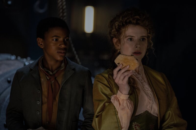 Humility (Georgia Flood, r.) und Blaster (Kayden Price, l.) haben durch einen Angriff der Nautilus Schiffbruch erlitten. – Bild: Vince Valitutti/​Disney+ /​ ZDF