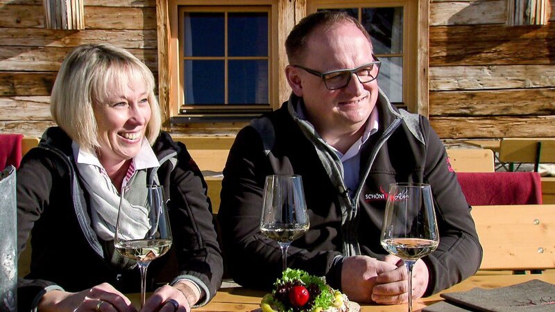 Richard und Ilse Schönberger vor der Schöni Alm. – Bild: ORF III