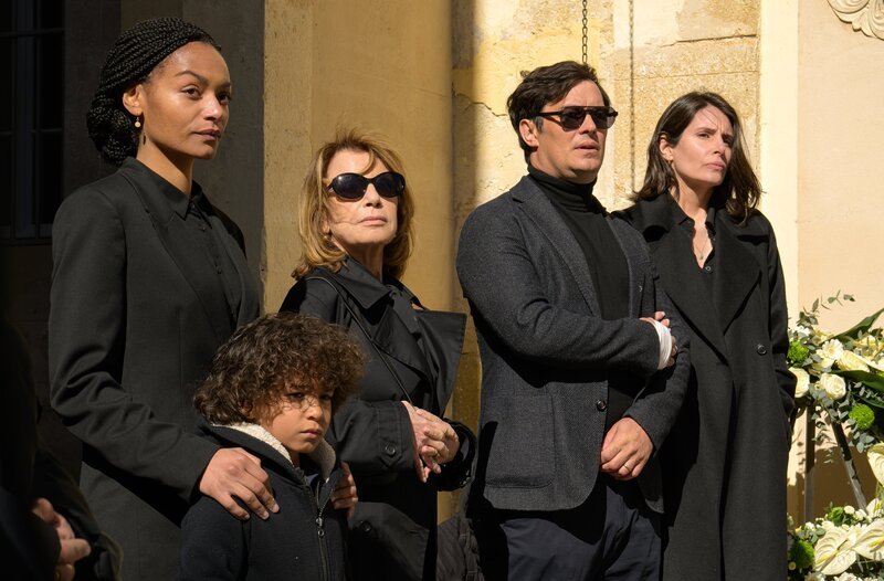 v.l.n.r. Elisa (Philypa Phoenix), Arsène (Alexander Mari-Mcsween), La Marquise (Nicole Calfan), Joffrey (Aurélien Wiik) und Catherine (Louise Monot). – Bild: WDR/​François Lefebvre/​Incognita/​Las Ninas Pictures/​France Télévisions