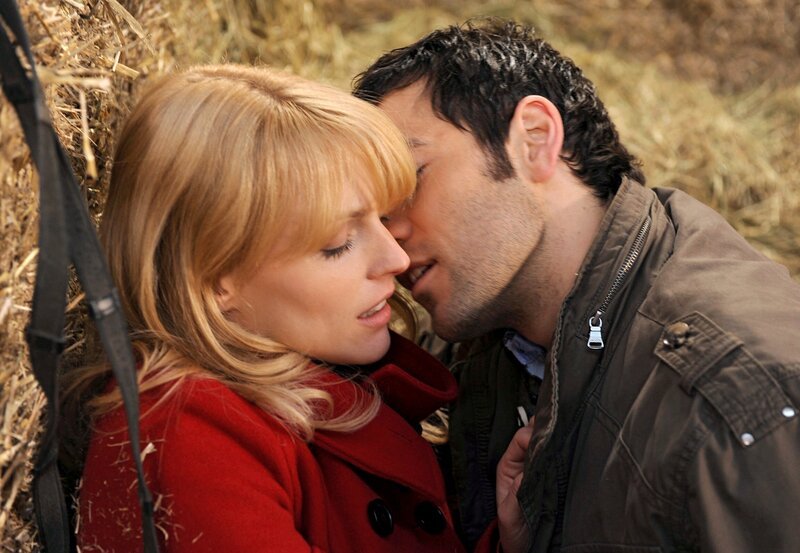 ARD STURM DER LIEBE FOLGE 1207, am Donnerstag um 15:10 Uhr im ERSTEN. Rosalie (Natalie Alison, l.) und Jacob (Andreas Thiele, r.) überkommt die Leidenschaft. – Bild: One