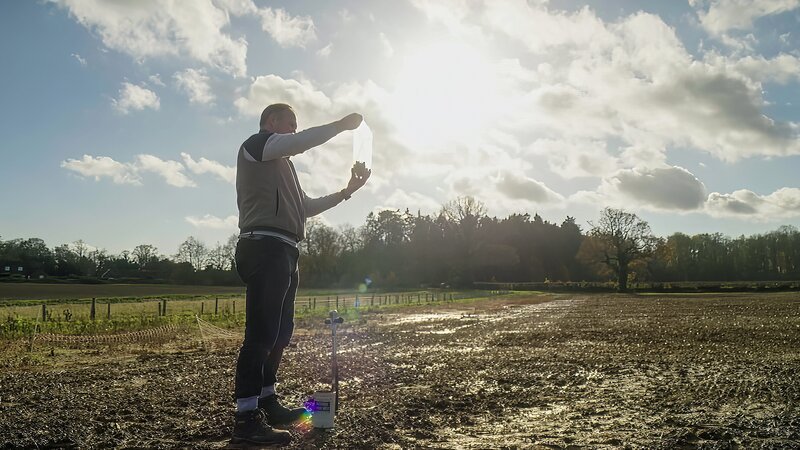 Andy Gregory im „Rothamsted Research Center“ entnimmt eine Bodenprobe. – Bild: Februar Film /​ Patrick Meyer-Clement /​ ZDF