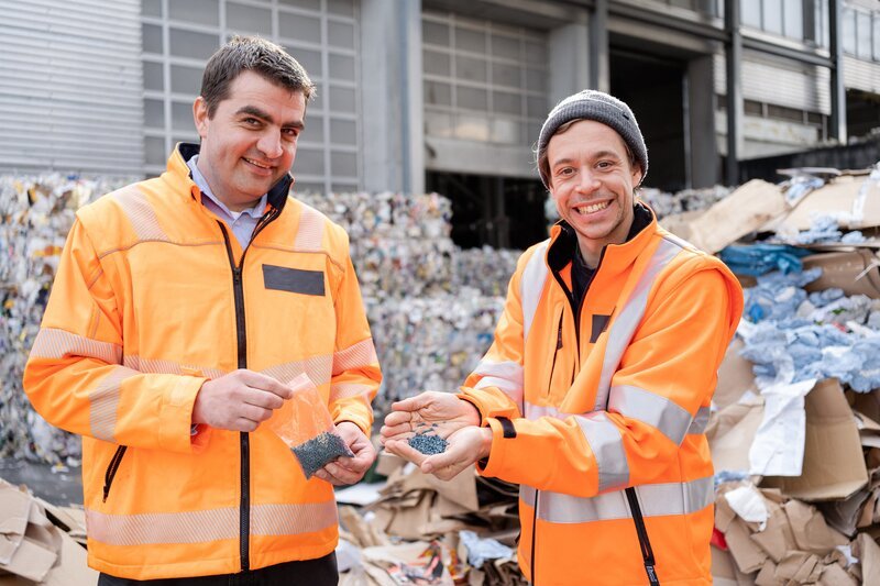 Mit Christian ist Tobi (rechts) in einer Abfallsortieranlage unterwegs und findet heraus, warum Mülltrennung so wichtig ist. – Bild: Hans-Florian Hopfner /​ BR/​megaherz gmbh