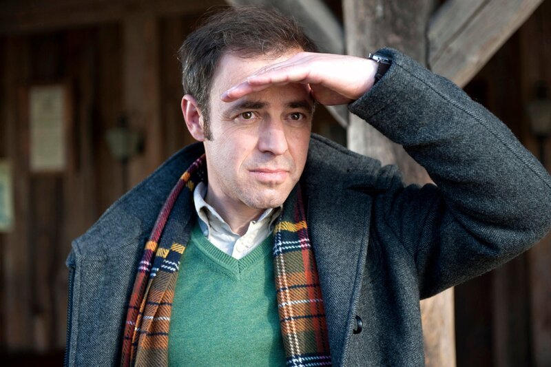 ARD HEITER BIS TÖDLICH – ALLES KLARA, FOLGE 10, „Spiel mir das Lied vom Tod“, am Donnerstag (12.07.12) um 18:50 Uhr im ERSTEN. Kein Mörder in Sicht: Paul Kleinert (Felix Eitner) bei Ermittlungen in der Westernstadt. – Bild: ARD/​Marion von der Mehden