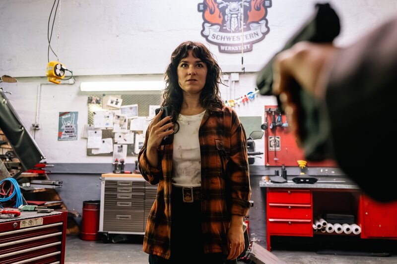 Die Mechatronikerin Josephine Feiler (Hanni Lorenz) wird in ihrer Werkstatt erschossen. Bei den Ermittlungen stoßen die Sokos auf gestohlenen Schmuck in ihrem Besitz. Steht der Überfall in Zusammenhang mit dem Mord? – Bild: Martin Rottenkolber /​ ZDF