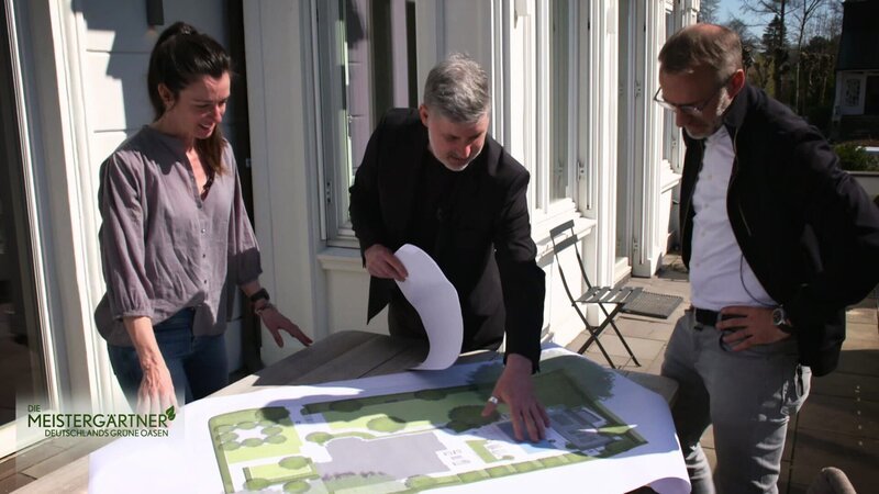 Gartendesigner Jochen Gempp hat sich viel vorgenommen: Seine Hamburger Kunden haben hohe Erwartungen an den international renommierten Gartendesigner. Schon die Planvorstellung soll die anspruchsvollen Bauherren überzeugen. Doch in einem Punkt gehen die Vorstellungen auseinander. In Springe bei Hannover steigt das große Finale. Garten-Guru Maximilian Holzhausen übergibt seinen Kunden eine echte Wellness-Oase mit Pool, Außensauna und Luxus-Pergola. Der mutige Meistergärtner hat sich einige schräge Details einfallen lassen, um seine Kunden zufriedenzustellen. Doch ob er damit wirklich den Geschmack der Bauherren trifft, zeigt sich erst bei der feierlichen Übergabe des Luxusgartens. – Bild: HGTV