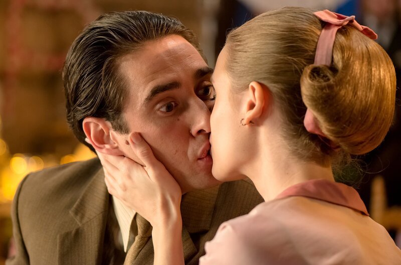 Luisa (r., Manuela Vellés) bekennt sich zu ihrer Liebe zu Jonás (l., Llorenç González). – Bild: WDR/​Manuel Fernandez-Valdes/​Beta Film GmbH