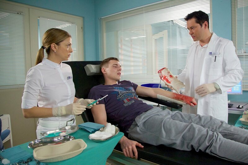 ARD/​MDR IN ALLER FREUNDSCHAFT FOLGE 691, „Schlagabtausch“, am Dienstag (30.06.15) um 21:00 Uhr im ERSTEN. Dr. Philipp Brentano (Thomas Koch, re.) hatte Max Jäschke (Gerrit Klein, mi.) am Handgelenk operiert und den Mixed-Martial-Arts-Kämpfer darum gebeten, sich zu schonen. Brentano hat ihm den Fahrradsturz als Unfallursache nicht abgekauft. Nun kommt Max mit der frisch operierten Fraktur in die Klinik und diese ist übel zugerichtet. Auch Oberschwester Arzu (Arzu Bazman, li.) ist schockiert. Brentano konfrontiert Max mit seiner Vermutung, dass er sich sowohl den Bruch als auch diese Verletzung selbst zugefügt hat, aus Angst vor dem nächsten anstehenden Kampf. – Bild: MDR/​Saxonia Media/​Wernicke