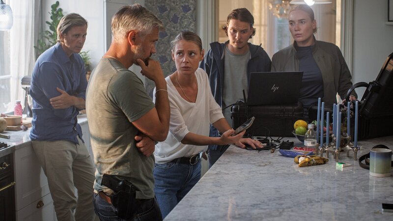 Claire (Alexandra Nordberg, M.) und Johannes (Alexander Stocks, l.), die Eltern der kleinen Amanda, erhalten einen neuen Anruf der Entführer. Die Polizisten Alexander (Nicolai Cleve Broch, 2.v.l.), Welpe (Julius Fleischanderl, 2.v.r.) und Emma (Camila Bejarano Wahlgren, r.) versuchen, den Aufenthaltsort der Kidnapper zu ermitteln. – Bild: ZDF und Johan Paulin
