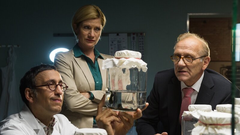 Martina Seiffert (Astrid M. Fünderich), Michael Kaiser (Karl Kranzkowski, r.) und Jan Arnaud (Mike Zaka Sommerfeldt, l) fragen sich, wo „gebrauchte“ Blutegel entsorgt werden. – Bild: ZDF und Markus Fenchel